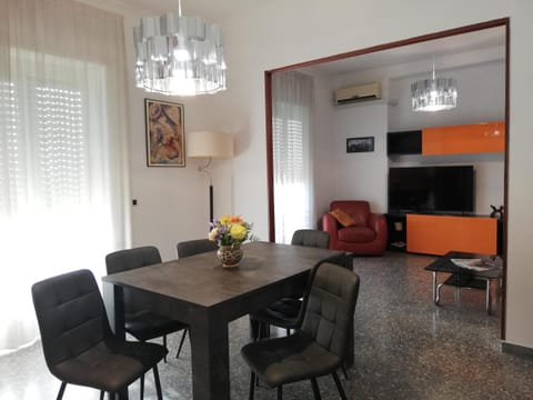 TV and multimedia, Living room, Seating area, Dining area, air conditioner