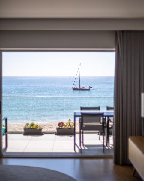 Natural landscape, Balcony/Terrace, Balcony/Terrace, Living room, Dining area, Beach, Sea view