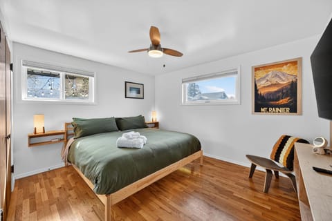 Coolest Vibe<20toAllMustSees+HUGE Yd+Firepit+2BBQs House in Mercer Island