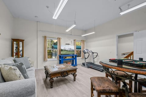 Douglas Meets Dolly home House in Sevierville