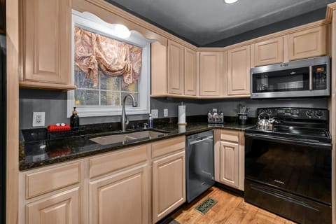 Douglas Meets Dolly home House in Sevierville