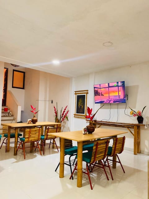 Communal lounge/ TV room, TV and multimedia, Dining area