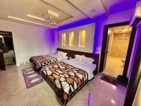 Bed, TV and multimedia, Photo of the whole room, Bedroom, towels, air conditioner