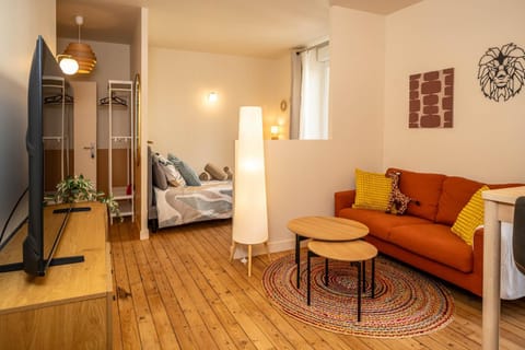 Bed, TV and multimedia, Living room, Bedroom