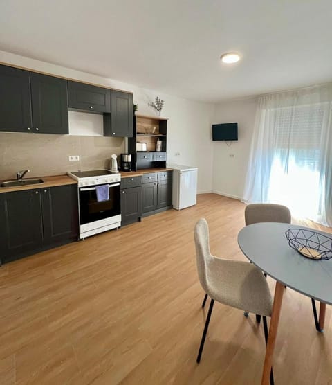 TV and multimedia, Dining area, stove, kitchen
