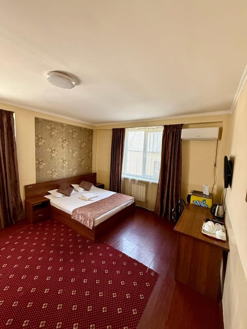 Bed, TV and multimedia, Photo of the whole room, towels