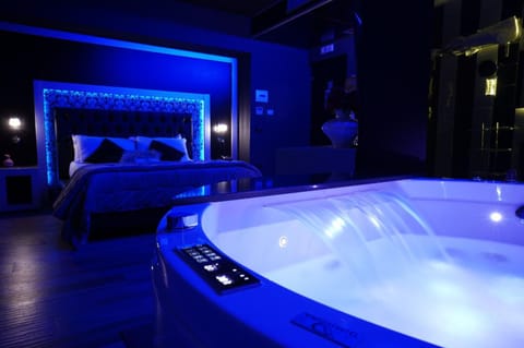 Night, Hot Tub