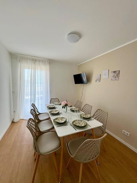 Communal lounge/ TV room, TV and multimedia, Dining area
