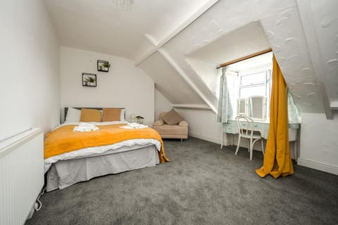 Bed, Photo of the whole room, Decorative detail, Seating area, Bedroom, hair dresser, towels