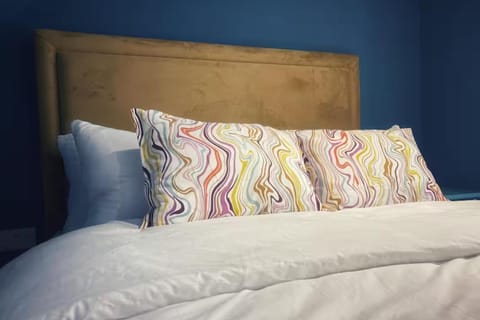 Near Airport Stadium Zoo- Pets- Parking- Sleeps 10 House in Scotland