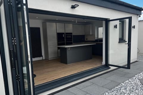 Near Airport Stadium Zoo- Pets- Parking- Sleeps 10 House in Scotland