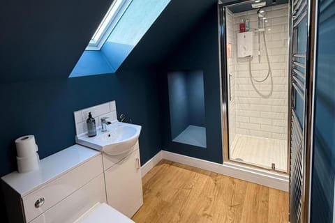 Near Airport Stadium Zoo- Pets- Parking- Sleeps 10 House in Scotland