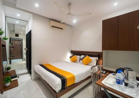Bed, Bedroom, towels, air conditioner