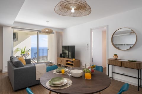 TV and multimedia, Living room, Seating area, Dining area