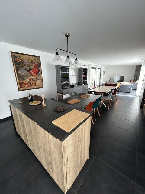 TV and multimedia, Seating area, Dining area
