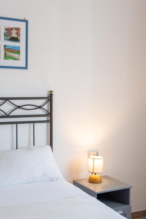 Bed, View (from property/room), View (from property/room), Photo of the whole room, Decorative detail, Decorative detail, Bedroom, City view, Landmark view, Landmark view, Quiet street view, heating, heating, shuttle