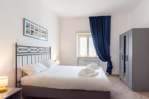 View (from property/room), Other, Photo of the whole room, Decorative detail, Bedroom, City view, furniture, heating, internet, safe, toaster, towels, laundry, air conditioner