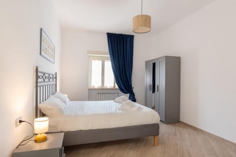 Nearby landmark, Bed, Photo of the whole room, Decorative detail, Decorative detail, Bedroom, heating, internet, wardrobe, air conditioner