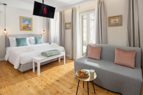 Bed, TV and multimedia, Living room, Photo of the whole room, Seating area, Bedroom