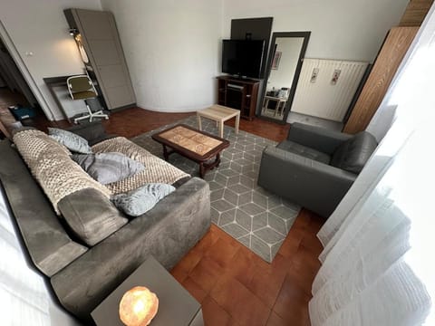 Bed, TV and multimedia, Seating area
