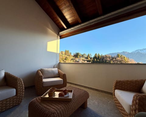 View (from property/room), Balcony/Terrace, Seating area, Mountain view