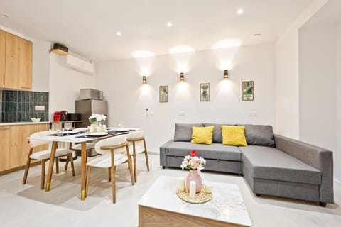 Coffee/tea facilities, Kitchen or kitchenette, Living room, Seating area, Dining area
