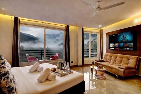 Bed, TV and multimedia, Photo of the whole room, Bedroom, Mountain view