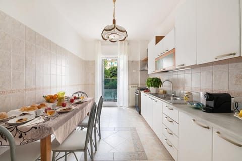 Property building, Kitchen or kitchenette, Living room