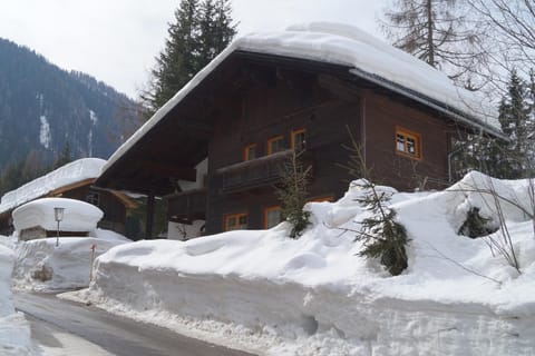Facade/entrance, Winter