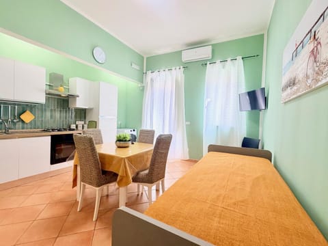 TV and multimedia, Kitchen or kitchenette, Living room, Seating area, Dining area, air conditioner