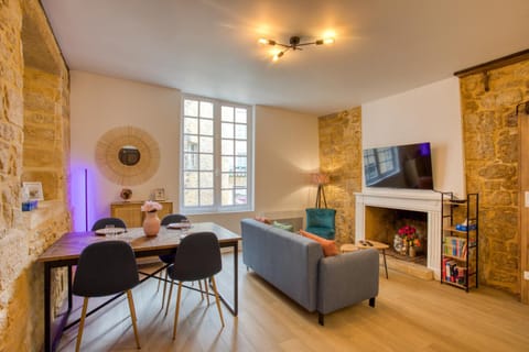 TV and multimedia, Living room, Seating area, Dining area