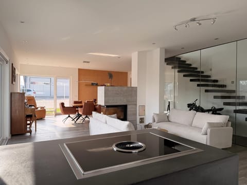 Kitchen or kitchenette, Living room, Seating area, Dining area