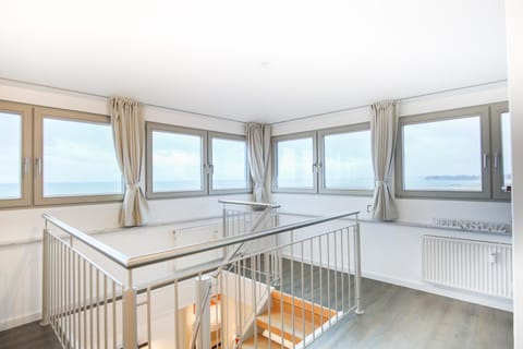 Photo of the whole room, Sea view
