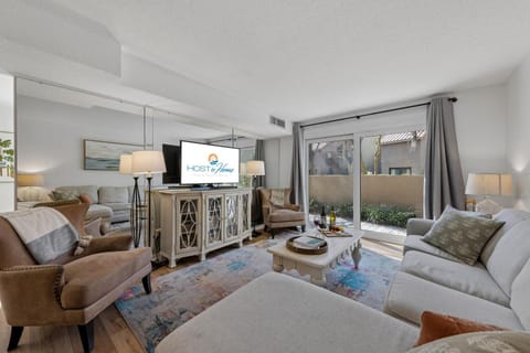 TV and multimedia, Living room, Photo of the whole room, Seating area, Evening entertainment