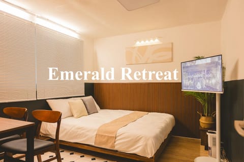 Bed, TV and multimedia, Dining area, Bedroom