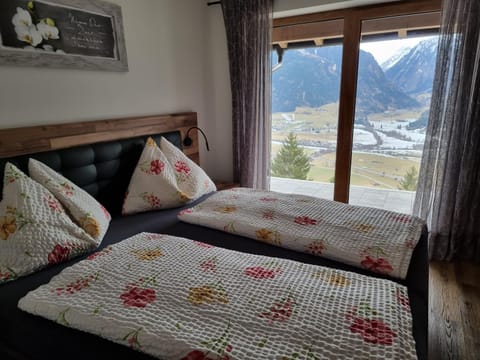 Bed, Natural landscape, Photo of the whole room, Bedroom, Mountain view