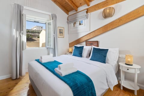 Bed, Photo of the whole room, Bedroom, internet, air conditioner