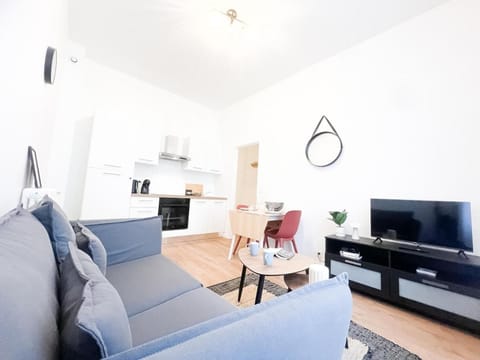 TV and multimedia, Kitchen or kitchenette, Living room, Seating area, Dining area