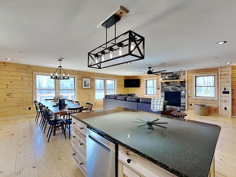 Day, TV and multimedia, Living room, Seating area, Dining area, fireplace, furniture, kitchen