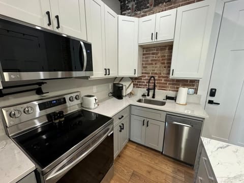 Modern 2BR Apt w Electric Fireplace By KeenStays Apartment in Cape Girardeau