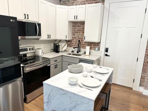 Modern 2BR Apt w Electric Fireplace By KeenStays Apartment in Cape Girardeau