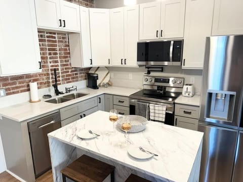 Luxe 2KBR Apt w Electric Fireplace By KeenStays Apartment in Cape Girardeau