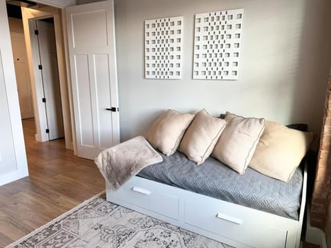 Luxe 2KBR Apt w Electric Fireplace By KeenStays Apartment in Cape Girardeau