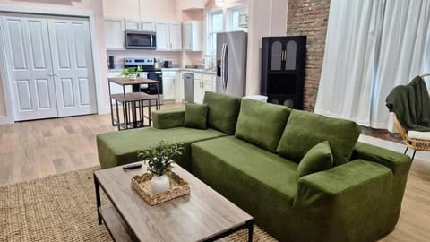 Fresh & Cozy Retreat w King Bed By KeenStays Apartment in Cape Girardeau