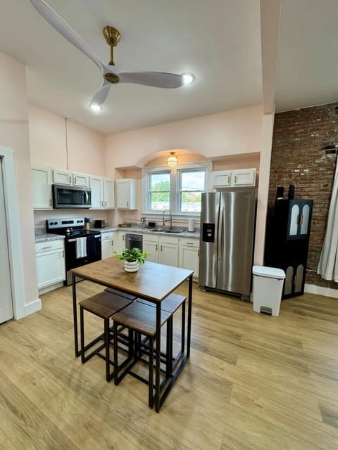 Fresh & Cozy Retreat w King Bed By KeenStays Apartment in Cape Girardeau