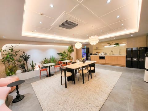 Seating area, Communal kitchen, Breakfast, washing machine