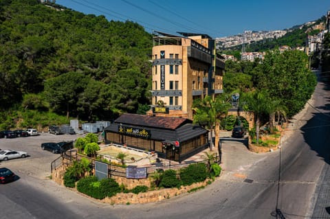 Property building, Restaurant/places to eat, Spring, Day, Neighbourhood, Natural landscape, Bird's eye view, Mountain view, Street view, Swimming pool, Location, Parking