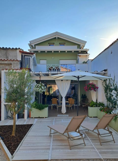Property building, Day, Garden