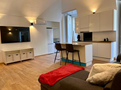 TV and multimedia, Kitchen or kitchenette, Living room, Seating area, Dining area, minibar, oven, stove