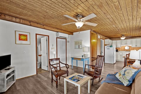 Downtown Apartment Half Block to Sunsets on Water Apartment in Cedar Key